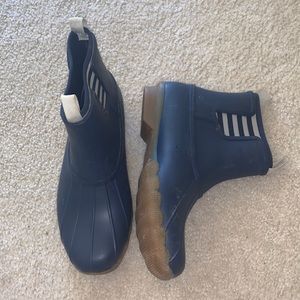 Sperry’s Navy Blue Neutral Duck Boots with Stripe